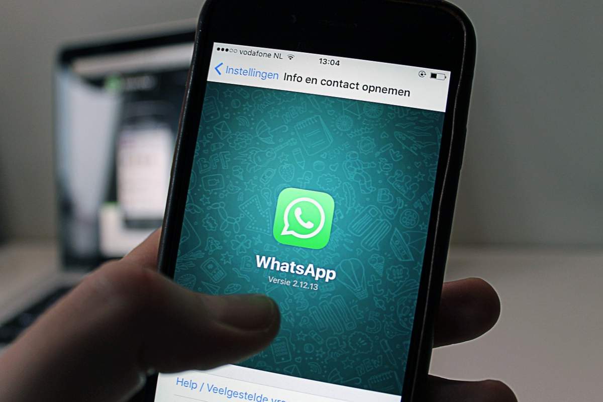 Telefono con schermata Whatsapp