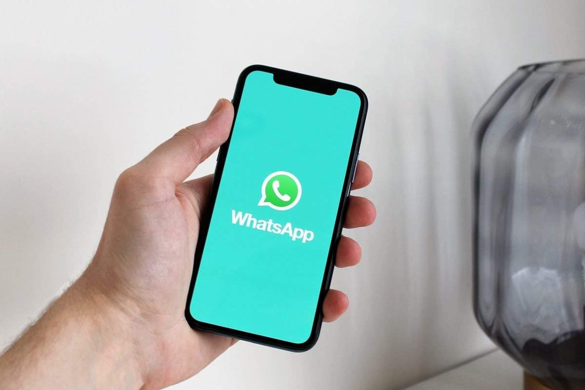 Telefono con schermata Whatsapp